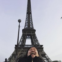 Seperti foto ini. Saat Michelle berpose di Menara Eiffel. Foto: dok. Instagram