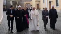 Dalam pertemuan itu, Al-Tayeb menjanjikan kerja sama lebih besar dalam memerangi terorisme. Foto: Osservatore Romano/Handout via Reuters