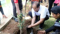 Selain serap aspirasi, HNW juga menebar benih ikan ke setu dan menanam pohon di tepi Setu Mangga Bolong. Pool/PKS.