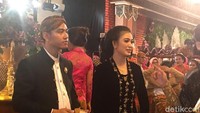 Saat sedang istirahat dan menyantap cemilan, keduanya diajak berfoto oleh tamu yang antre ke pelaminan (Foto: Iin Yumiati/detikcom)
