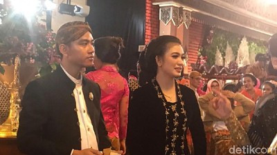 Foto: Selvi dan Gibran yang Sabar Saat Diajak Selfie