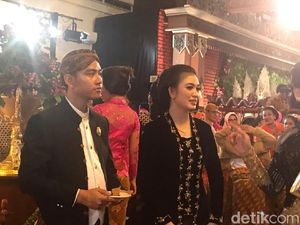 Foto: Selvi dan Gibran yang Sabar Saat Diajak Selfie