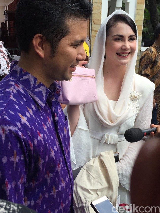 Aktris cantik Arumi Bachsin yang kini menjadi istri dari Bupati Trenggalek Emil Dardak, turut menghadiri pernikahan Kahiyang Ayu dan Bobby Nasution. Arumi Bachsin memilih tampilan kebaya modern dengan blouse putih model kutu-baru berlengan terompet dan batik bermotif kupu-kupu sebagai bawahan. Foto: Daniel/Wolipop