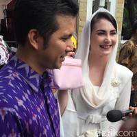 Aktris cantik Arumi Bachsin yang kini menjadi istri dari Bupati Trenggalek Emil Dardak, turut menghadiri pernikahan Kahiyang Ayu dan Bobby Nasution. Arumi Bachsin memilih tampilan kebaya modern dengan blouse putih model kutu-baru berlengan terompet dan batik bermotif kupu-kupu sebagai bawahan. Foto: Daniel/Wolipop