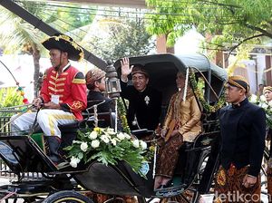 Relawan Teriak 2 Periode ke Jokowi Saat Kirab Pernikahan Kahiyang
