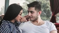 Sang pedangdut memilih pria asal Iran usai putus dari Irvan Farhad. Lalu kenapa ganteng-ganteng begini punya panggilan monyet?Foto: Pacar baru Cita Cita (Instargam/ardavanfarzi)