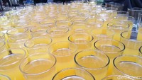 Tampilan minuman berwarna oranye ini sungguh menyegarkan ya! Foto: Bayu Ardi Isnanto