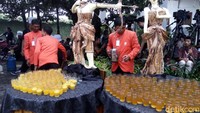 Tak hanya bisa cicip kambing guling, timlo, cabuk rambak hingga setup makaroni. Para tamu juga bisa mencicip ragam minuman berupa jamu beras kencur, susu hingga jamu gula asem. Foto: Bayu Ardi Isnanto