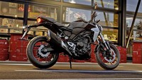Honda CB125R menggendong mesin 124,7 cc satu silinder. Mesin itu mampu menyemburkan tenaga hingga 13,3 daya kuda dengan konsumsi bahan bakar yang irit. Konsumsi bahan bakarnya diklaim mencapai 48,2 km/liter. Motor itu dibekali knalpot yang rendah agar bobotnya ringan dan seimbang. Motor itu hanya memiliki berat 125,8 kg. Di sisi lain, CB300R lebih bertenaga. Motor itu menggendong mesin 286 cc bertenaga 31,4 daya kuda dan konsumsi bahan bakar 30,2 km/liter. Foto: Honda