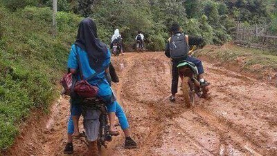 Foto: Mirisnya Jalan Berlumpur Penyebab Siswa Terlambat Sekolah