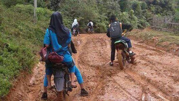 Telat Masuk karena Jalan Berlumpur, 5 Siswa Dipaksa Pindah Sekolah