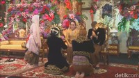 Selanjutnya Kahiyang dan Bobby menghampiri pihak orang tua Bobby melakukan sungkeman.