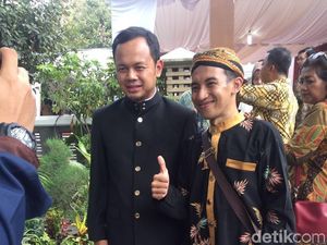 Uniknya Walikota Bogor Pakai Batik Angkot di Pernikahan Kahiyang Ayu