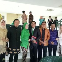Istri Wali Kota Bandung Ridwan Kamil, Atalia Kamil, tampil dengan gaya hijab simpel menggunakan didominasi warna hijau di pernikahan Kahiyang-Bobby. Ia memakai kebaya kutu baru dengan potongan lengan terompet sehingga memberikan sentuhan modern. Serasi dengan sang suami, Ridwan Kamil juga memakai dasi warna hijau. Foto: Dok. Instagram