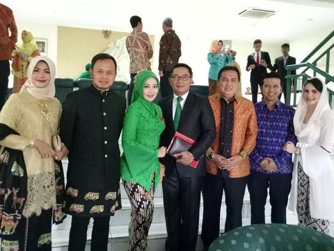 Uniknya Walikota Bogor Pakai Batik Angkot di Pernikahan Kahiyang Ayu