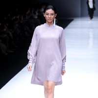 Koleksi busana siap pakai dari desainer Barli Asmara mengusung tema Press Play di Jakarta Fashion Week 2018, Senayan City, Jakarta, Kamis (26/10/2017). Foto: Mohammad Abduh/Wolipop
