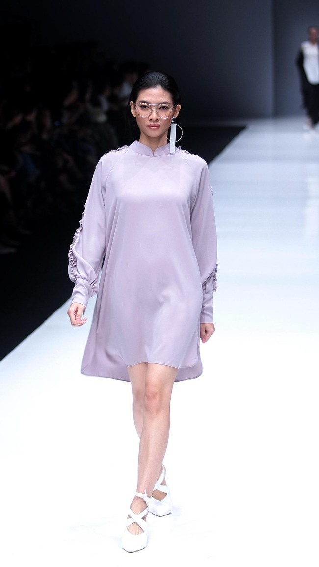 Koleksi busana siap pakai dari desainer Barli Asmara mengusung tema Press Play di Jakarta Fashion Week 2018, Senayan City, Jakarta, Kamis (26/10/2017). Foto: Mohammad Abduh/Wolipop