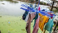 Warga sekitar juga menjemur pakaian di atas air.