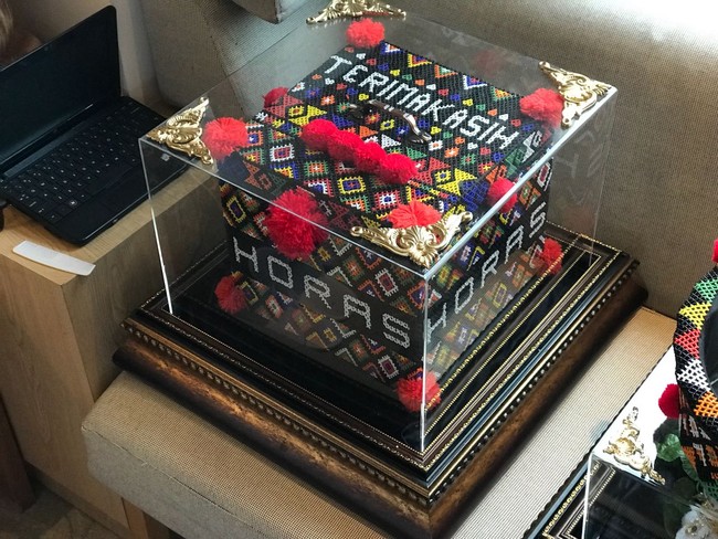 Kotak bermotif wajik warna-warni dengan tulisan HORAS. Foto: Dok. Rose Arbor Seserahan