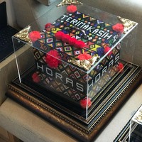 Kotak bermotif wajik warna-warni dengan tulisan HORAS. Foto: Dok. Rose Arbor Seserahan