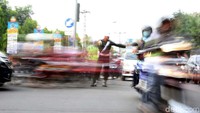 Polisi Militer mengatur lalu lintas.