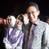 Wakil gubernur DKI Jakarta, Sandiaga Uno dan istrinya Nur Asia yang terus tampil berdekatan.  Saat berpose, Nur Asia tampak nyaman bersandar pada sang suami.  Foto: Daniel/Wolipop