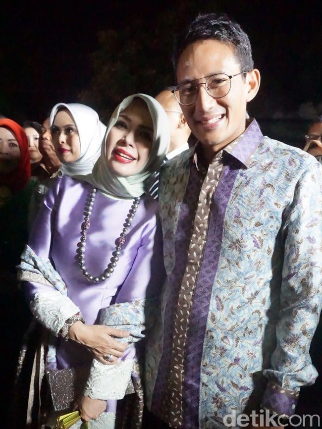 Wakil gubernur DKI Jakarta, Sandiaga Uno dan istrinya Nur Asia yang terus tampil berdekatan.  Saat berpose, Nur Asia tampak nyaman bersandar pada sang suami.  Foto: Daniel/Wolipop
