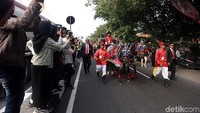 Kereta kencana melintas menuju Gedung Graha Saba Buana, lokasi pernikahan Kahiyang dan Bobby.
