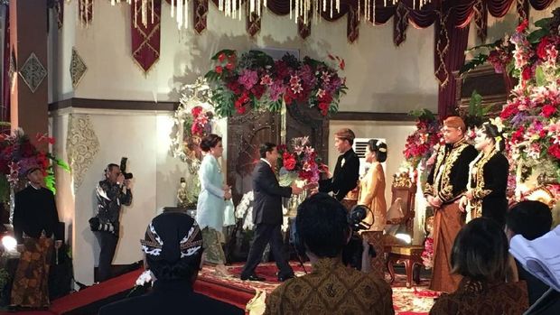 Novanto Senyum-senyum Saat Salami Jokowi dan Kahiyang-Bobby