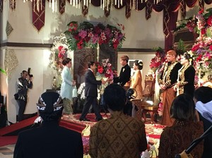 Novanto Senyum-senyum Saat Salami Jokowi dan Kahiyang-Bobby