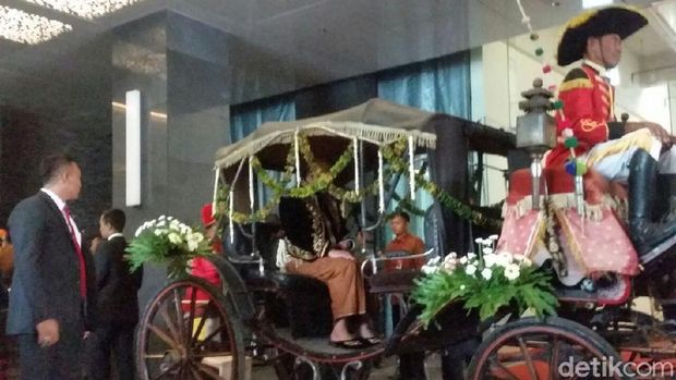 Bobby naik kereta kencana ke lokasi akad nikah.