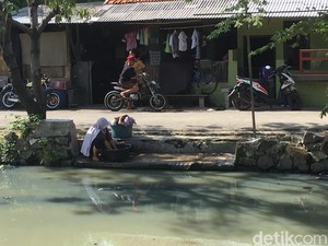 Tak Ada PAM, Warga Kalideres Cuci Baju di Kali Maja
