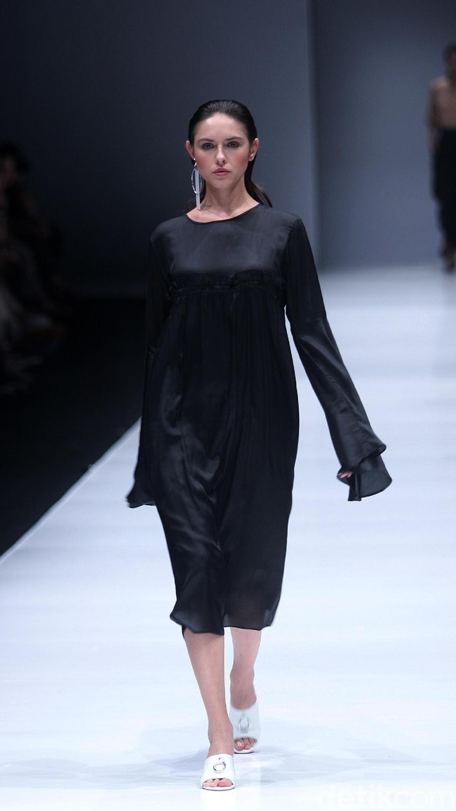 Koleksi busana siap pakai dari desainer Barli Asmara mengusung tema Press Play di Jakarta Fashion Week 2018, Senayan City, Jakarta, Kamis (26/10/2017). Foto: Mohammad Abduh/Wolipop