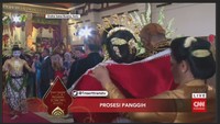Berikutnya adalah upacara sindur binayang di mana kedua mempelai berjalan di belakang ayah pengantin putri, sedangkan ibu pengantin putri di belakang mempelai (Foto: Dok. Screenshot CNN Indonesia)