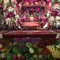 Nuansa merah mendominasi pernikahan Kahiyang Ayu dan Bobby. Hadir lewat keindahan bunga mawar yang berpadu indah dengan lili Casa Blanca, amaranthus, anggrek kalajengking dengan sentuhan ungu dari hortensia. Tak ketinggalan ronce melati yang memberikan nuansa klasik pada tatanan dekorasi pelaminan ini. Foto: Pelaminan Kahiyang Ayu dan Bobby Nasution