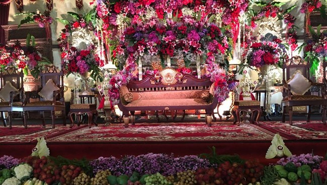 Nuansa merah mendominasi pernikahan Kahiyang Ayu dan Bobby. Hadir lewat keindahan bunga mawar yang berpadu indah dengan lili Casa Blanca, amaranthus, anggrek kalajengking dengan sentuhan ungu dari hortensia. Tak ketinggalan ronce melati yang memberikan nuansa klasik pada tatanan dekorasi pelaminan ini. Foto: Pelaminan Kahiyang Ayu dan Bobby Nasution