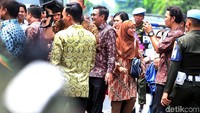 Djarot dan Heppy Farida berjalan menuju lokasi pernikahan Kahiyang Ayu dan Bobby Nasution.