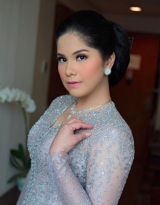 Annisa Pohan ditemani sang suami Agus Harimurti Yudhoyono (AHY) juga hadir di pernikahan Kahiyang Ayu dan Bobby Nasution. Annisa Pohan tampil cantik nan ayu dalam balutan kebaya kartini warna silver rancangan Sapto Djojokartiko. Kebaya dipadukan jarik Jawa yang menyempurnakan penampilan ibu satu anak itu. Foto: Annisa Pohan (Instagram/detikHOT)