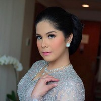 Annisa Pohan ditemani sang suami Agus Harimurti Yudhoyono (AHY) juga hadir di pernikahan Kahiyang Ayu dan Bobby Nasution. Annisa Pohan tampil cantik nan ayu dalam balutan kebaya kartini warna silver rancangan Sapto Djojokartiko. Kebaya dipadukan jarik Jawa yang menyempurnakan penampilan ibu satu anak itu. Foto: Annisa Pohan (Instagram/detikHOT)