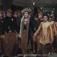 Motif batik Sidomulyo yang dipakai Iriana dan Jokowi memiliki makna harapan agar bahwa kelak keluarga yang dibina pengantin mendapat kemuliaan. Foto: Pernikahan Kahiyang-Bobby (dok. allseasonsphoto)