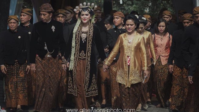 Motif batik Sidomulyo yang dipakai Iriana dan Jokowi memiliki makna harapan agar bahwa kelak keluarga yang dibina pengantin mendapat kemuliaan. Foto: Pernikahan Kahiyang-Bobby (dok. allseasonsphoto)