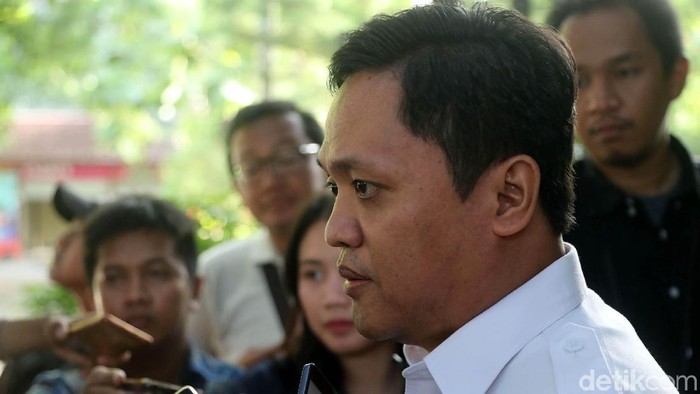 Gerindra Pecat Kadernya Yang Terlibat Kasus Narkoba

Ketua Bidang Advokasi DPP Partai GerindraHabiburokhman memberikan keterangan pers di Kantoor DPP Gerindra, Jakarta, Rabu (8/11).Dalam Keterangan Persnya Habiburokhman membenarkan adanya Kader Partai Gerindra yang merupakan Wakil Ketua DPRD Bali terlibat dalam kasus Narkoba dan Pihaknya akan segera di Pecat dari Partai. Grandyos Zafna/detikcom