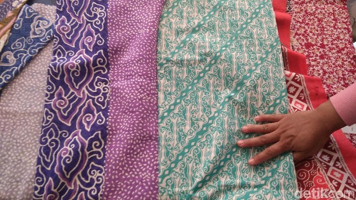  Motif  Batik  Yang  Terkenal  Dari Daerah Cirebon  Adalah  