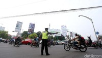 Polisi mengatur lalu lintas di perempatan Patung Wisnu Solo.