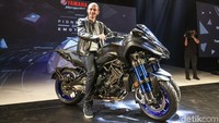 Ujung depan Niken memiliki dua roda 15 inci dengan garpu terbalik dual-tube pada setiap roda. Kedua roda beroperasi independen dan mampu bersandar saat berbelok di jalanan.