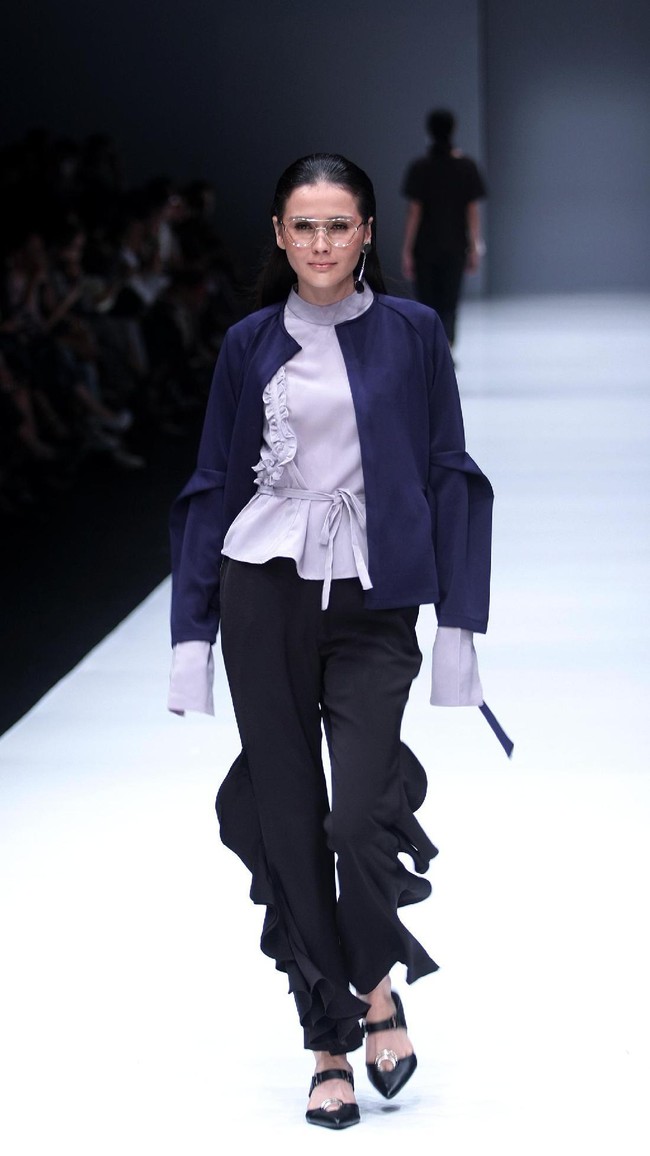 Koleksi busana siap pakai dari desainer Barli Asmara mengusung tema Press Play di Jakarta Fashion Week 2018, Senayan City, Jakarta, Kamis (26/10/2017). Foto: Mohammad Abduh/Wolipop