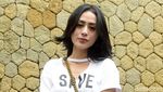 Saat Selvi Kitty tampil Kasual dengan Ripped Jeans