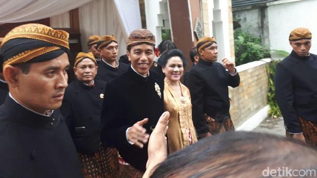 Jokowi salami warga di depan gedung resepsi Kahiyang.