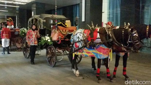 Kereta kuda dihias unutk mengantar Bobby ke tempat pernikahan