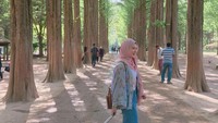 Ayana merupakan personel girlband F-VE DOlls atau 5Dolls. Foto pertama ini menunjukkan perjalannya di negara asalnya, traveler pasti tahu destinasi Nami Island yang ikonik itu (@xolovelyayana/Instagram)